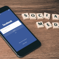 FAcebook social media réseau social sociaux pixabay scrabble